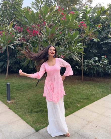 Anushka Sen Shares pictures on social media in pink chikankari kurta with elegance 