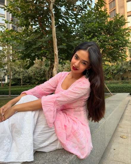 Anushka Sen Shares pictures on social media in pink chikankari kurta with elegance 