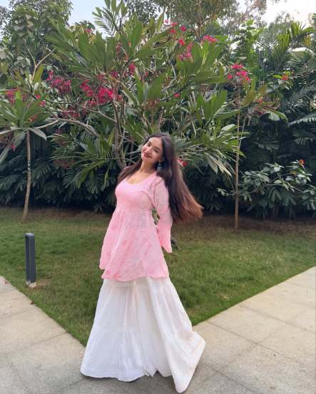 Anushka Sen Shares pictures on social media in pink chikankari kurta with elegance 