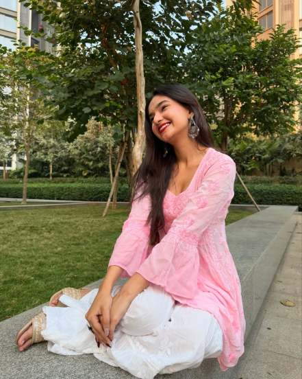 Anushka Sen Shares pictures on social media in pink chikankari kurta with elegance 