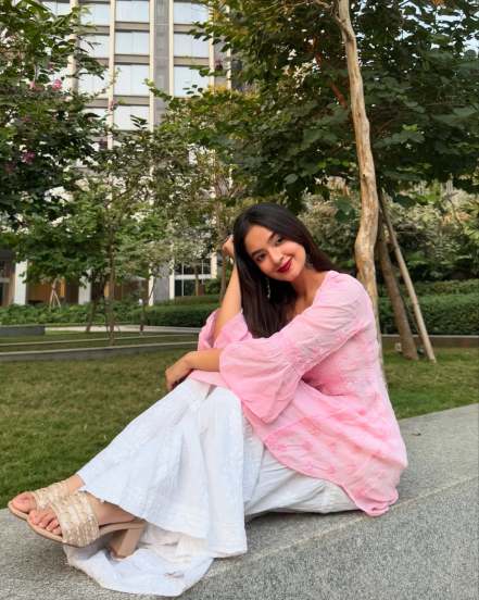 Anushka Sen Shares pictures on social media in pink chikankari kurta with elegance 