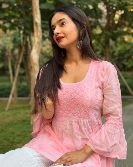 Anushka Sen Shares pictures on social media in pink chikankari kurta with elegance 