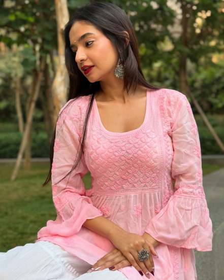 Anushka Sen Shares pictures on social media in pink chikankari kurta with elegance 