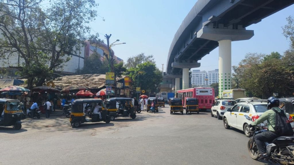 area around Teen Hat Naka gripped by traffic jam due to illegal constructions and metro project works