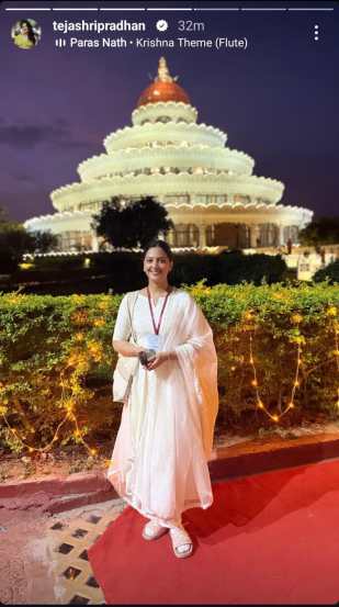 Marathi actress tejashri pradhan visit sri sri ravi shankar asharam after exit premachi goshta