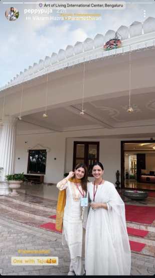 Marathi actress tejashri pradhan visit sri sri ravi shankar asharam after exit premachi goshta