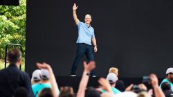 Apple CEO Salary : टिम कूक यांच्या पगारात घसघशीत वाढ, २०२४ मध्ये अ‍ॅपल कंपनीकडून मिळाले ६४३ कोटी रुपये