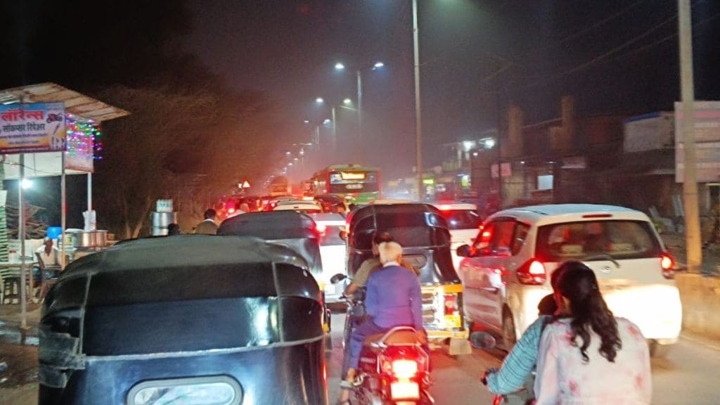 Travel from Badlapur and Ambernath towards Mumbai Thane and Kalyan is facing traffic jams