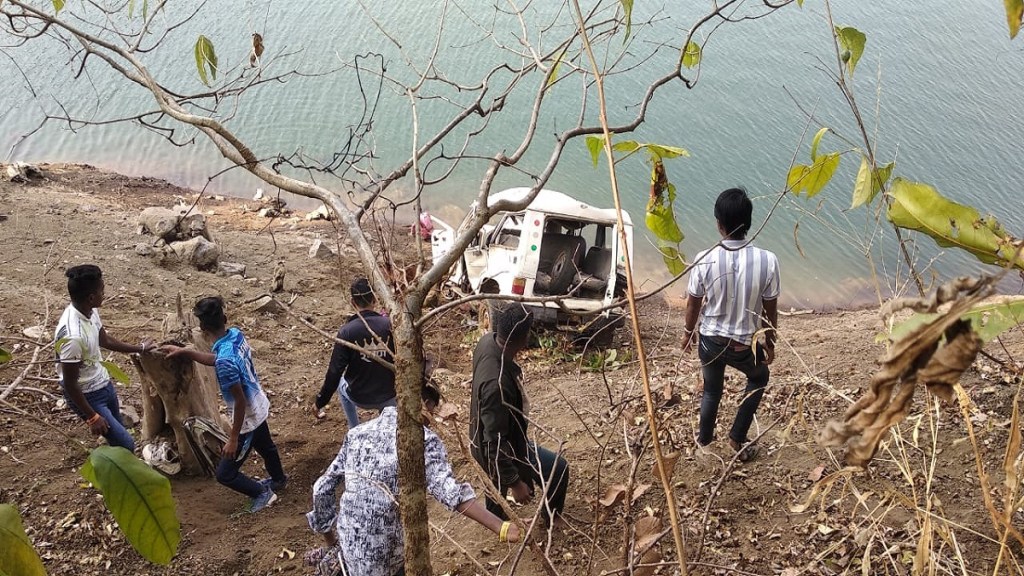 One person died, eight injured , vehicle fell in valley,