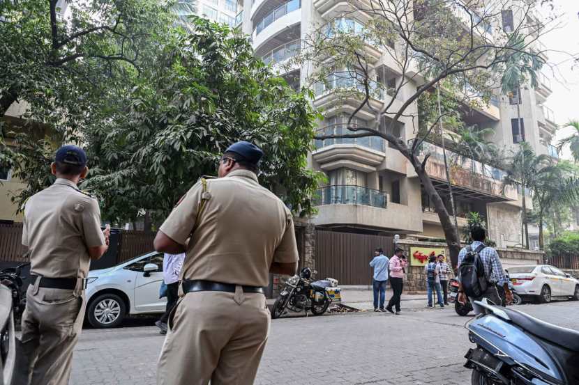 त्यामुळे त्याचा कांदळवनातील जंगलामध्ये शोध लागणे कठीण झाले होते. मध्यरात्री त्याने त्याचा मोबाईल काही वेळासाठी सुरू केला. त्यानंतर पोलिसांना त्याचा शोध लागला. त्याला पोलिसांनी तात्काळ ताब्यात घेतले. त्याला आता मुंबई पोलिसांनी चौकशीसाठी ताब्यात घेतले आहे. (फोटो - लोकसत्ता टीम)