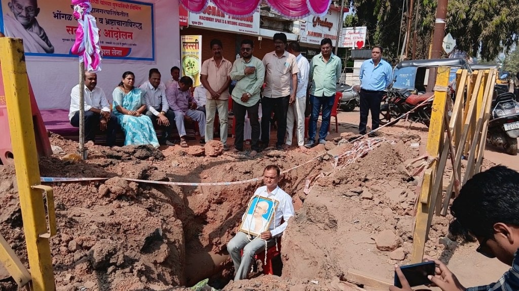 Former corporator protest , Chandrapur ,