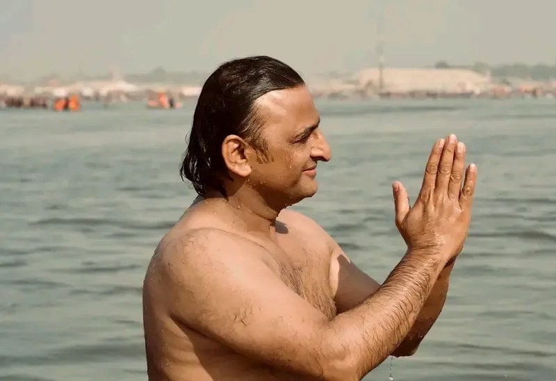 akhilesh yadav mahakumbh snan