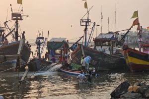 Fishing boat sinks in sea near Alibaug 15 sailors safe