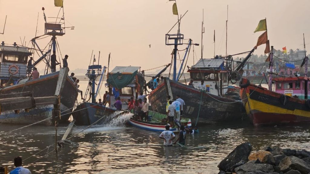 Fishing boat sinks in sea near Alibaug 15 sailors safe