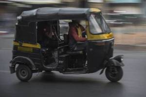 Police file case against auto driver for dragging cop at mankhurd