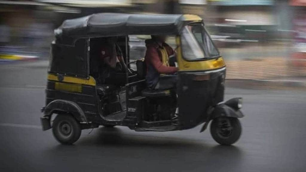 Police file case against auto driver for dragging cop at mankhurd