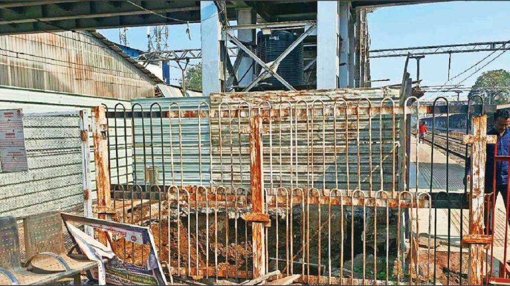 cr start work of widening the pedestrian bridge at Diva railway station