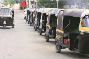 auto rickshaw driver attack on passengers