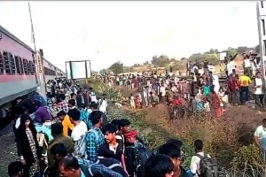 Jalgaon train accident 12 deaths