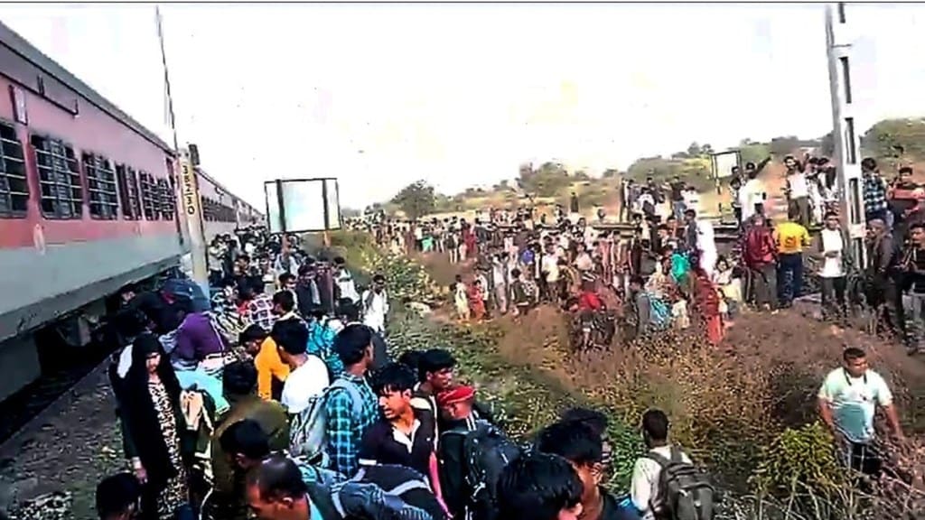 Jalgaon train accident 12 deaths