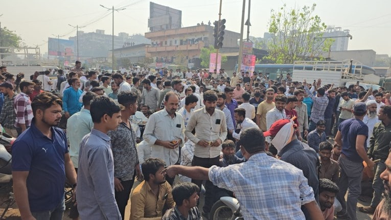 पिंपरी : अनधिकृत बांधकामे, पत्राशेडवरील कारवाईला विरोध; कुदळवाडीतील व्यावसायिकांकडून रस्ता बंद