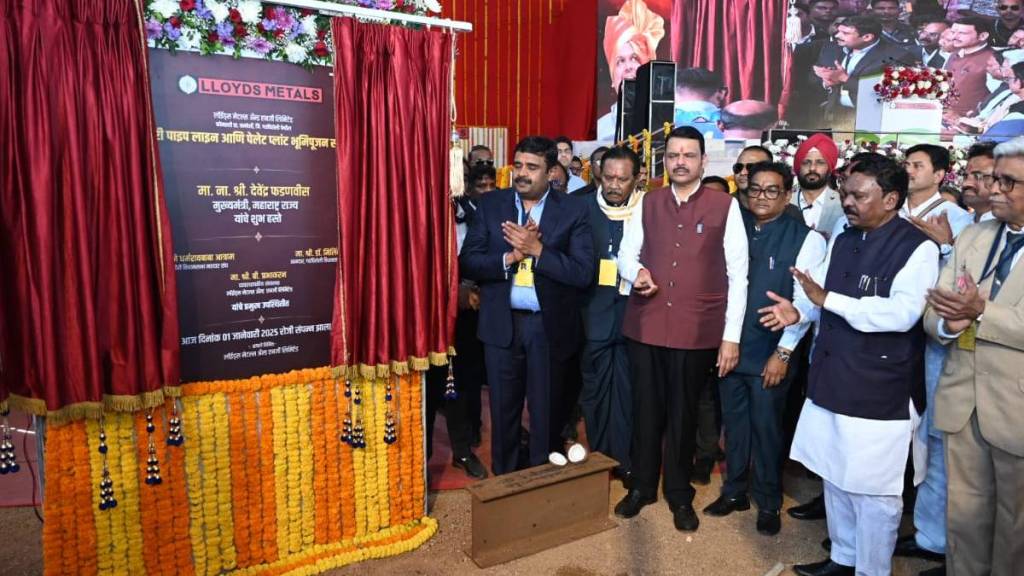 fadnavis inaugurated and laid the foundation stone of various projects including the steel plant in gadchiroli