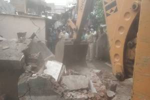 deccan police registered case against four including woman for allegedly assaulting anti encroachment squad