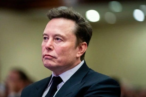 SpaceX चे संस्थापक आणि Tesla CEOएलॉन मस्क हे जगातील सर्वात श्रीमंत CEO आहेत, ज्यांना $23.5 अब्ज वार्षिक पगार मिळतो. फोर्ब्सच्या मते, ४२८.९अब्ज डॉलर्सच्या संपत्तीसह ते जगातील सर्वात श्रीमंत व्यक्ती देखील आहे. (फोटो: ॲलिसन रॉबर्ट-एएफपी/ब्लूमबर्ग/गेटी इमेजेस)