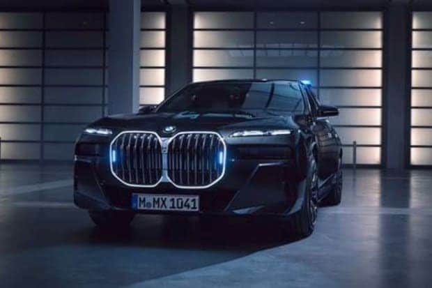 मुकेश अंबानी यांच्याकडे मॅट ब्लॅक BMW 760Li High Security कार आहे, ही देखील एक बुलेटप्रूफ कार आहे. ही कार 544bhp आणि 880Nm टॉर्क जनरेट करते. यात 6-लिटर V12 इंजिन आहे. या कारची बाजारातील किंमत सुमारे 8.50 कोटी रुपये आहे.(photo: bmw-special-sales.com)