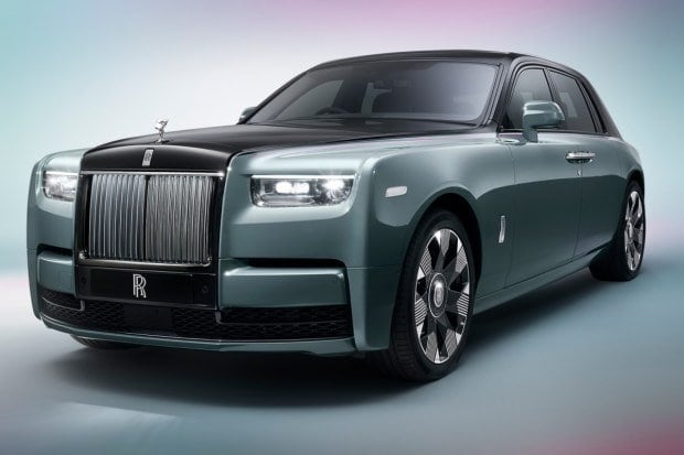 मुकेश अंबानी यांच्याकडे Rolls Royce Phantom ही भारतातील सर्वात महागडी कार आहे, जी तिच्या आलिशान इंटीरियरसाठी ओळखली जाते. स्मूथ राईडसह यात अनेक फिचर्स आहेत. या कारमध्ये 6.75 लीटर V12 पेट्रोल इंजिन आहे, या कारची किंमत 13 कोटी 50 लाख रुपये (एक्स-शोरूम) आहे. (Photo: rolls-roycemotorcars.com)