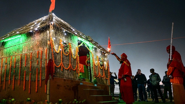 Prayagraj: The Mahant of Agni Akhara performs evening puja ahead of the Maha Kumbh Mela at Sangam in Uttar Pradesh. (PTI Photo)