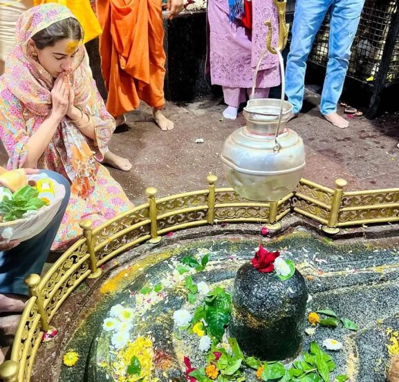 Sara Ali Khan visited Mallikarjuna Jyotirlinga, Sara Ali Khan Mallikarjuna Jyotirlinga darshan

