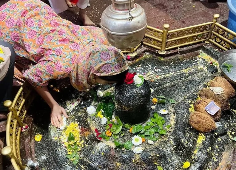 Sara Ali Khan visited Mallikarjuna Jyotirlinga, Sara Ali Khan Mallikarjuna Jyotirlinga darshan

