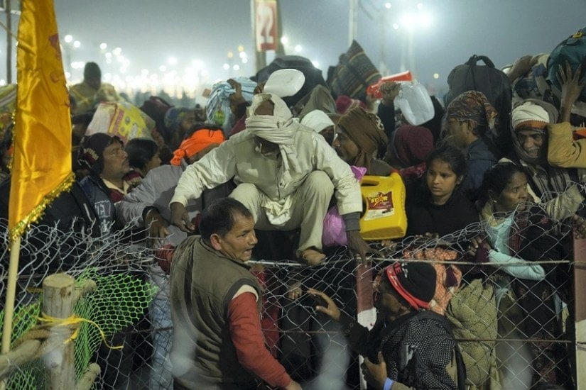 Why did a huge crowd reach Sangam Nose?