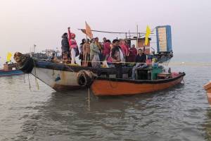 koliwada villagers closes jnpa sea channel for rehabilitation