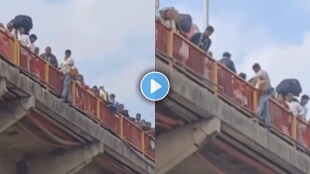 Mahakumbh mela man walking from outside of the bridge shocking stunt video viral