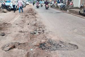 Citizens are suffering due to excavation work on the roads of Chandrapur city