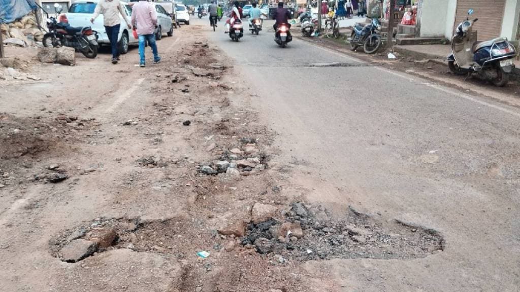 Citizens are suffering due to excavation work on the roads of Chandrapur city