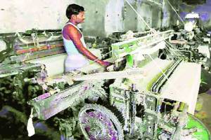 Over 40000 powerloom workers await salary hike in Ichalkaranji Kolhapur news