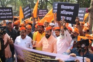 Protesters demand that Vishalgad should be cleared of encroachments and dargah should be removed