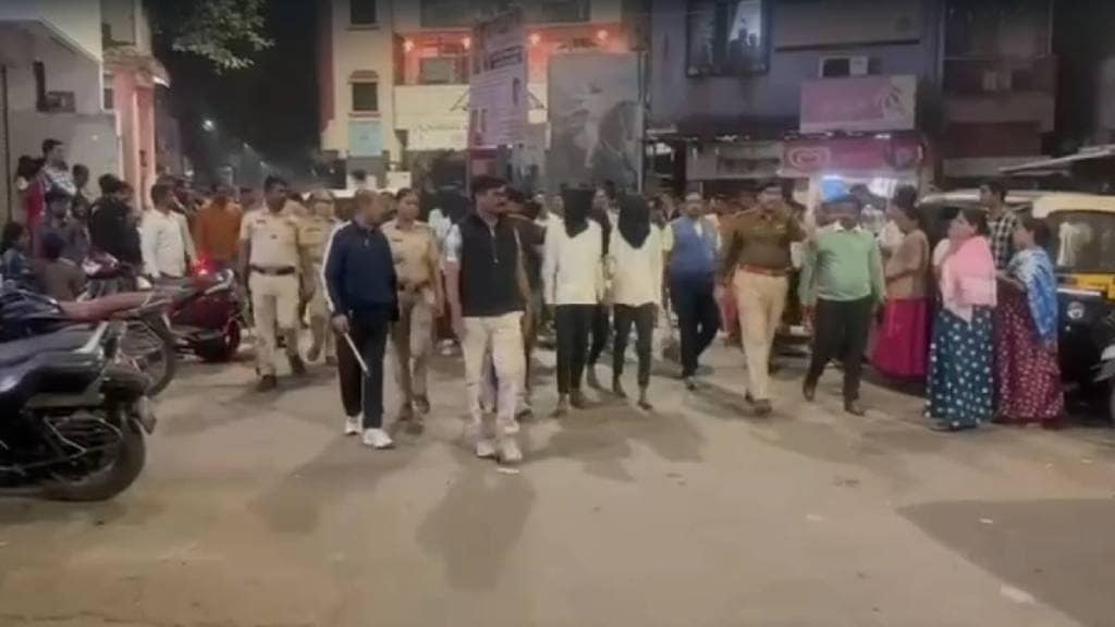 Video : येरवड्यात दहशत माजविणारा गुंड प्रफुल्ल कसबेच्या साथीदारांची धिंड, पाेलिसांकडून भरचौकात साथीदारांना चोप ( छायाचित्र - लोकसत्ता टीम )