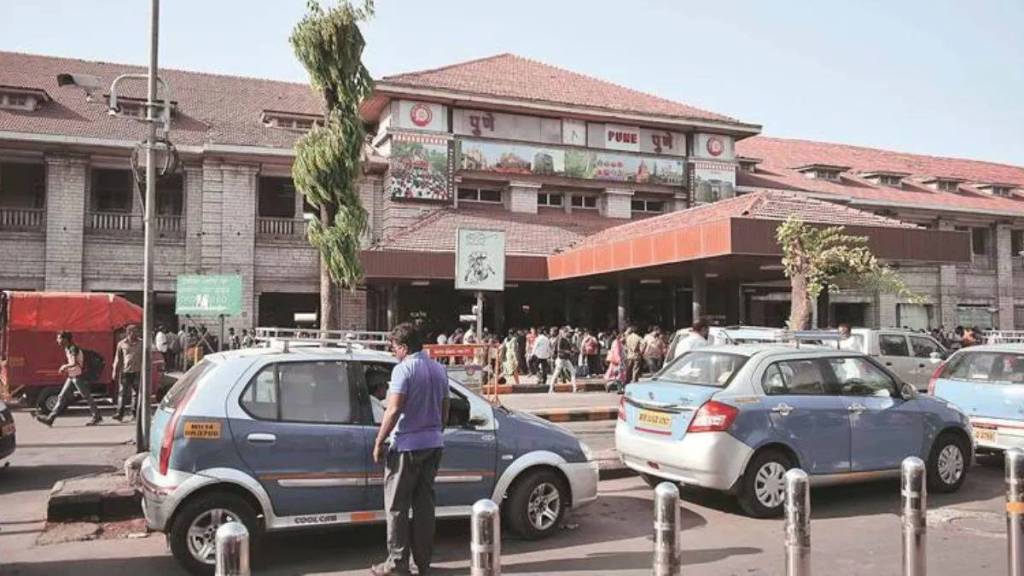 Man robbed near Pune railway station