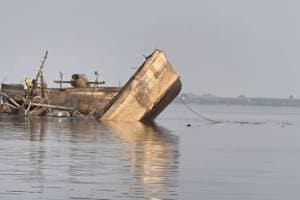 sand mafias are illegally extracting sand from ujani dam