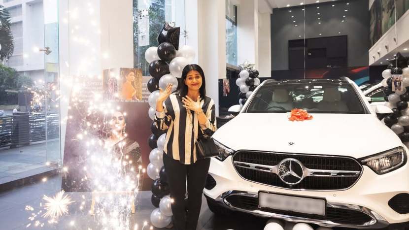 sonali kulkarni buys new mercedes car