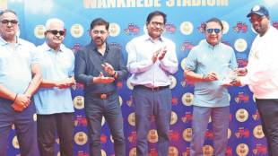 Sunil Gavaskar and others felicitated by MCA at Wankhede Stadium