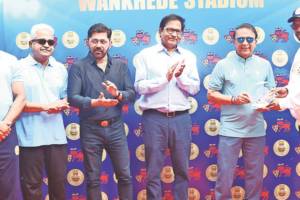 Sunil Gavaskar and others felicitated by MCA at Wankhede Stadium