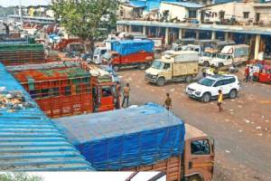 illegal parking hawker encroachment outside the premises APMC navi mumbai