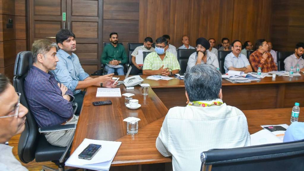 Municipal Commissioner of mumbai Bhushan Gagrani review meeting railway services rainy season monsoon central railway western railway harbour railway