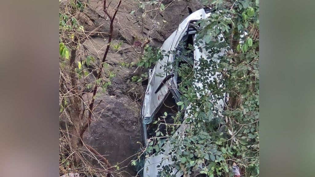 Young man dies after car falls into ravine in Kannada Ghat