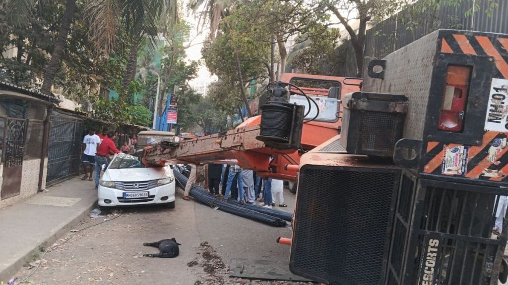 Crane collapses on car in chembur